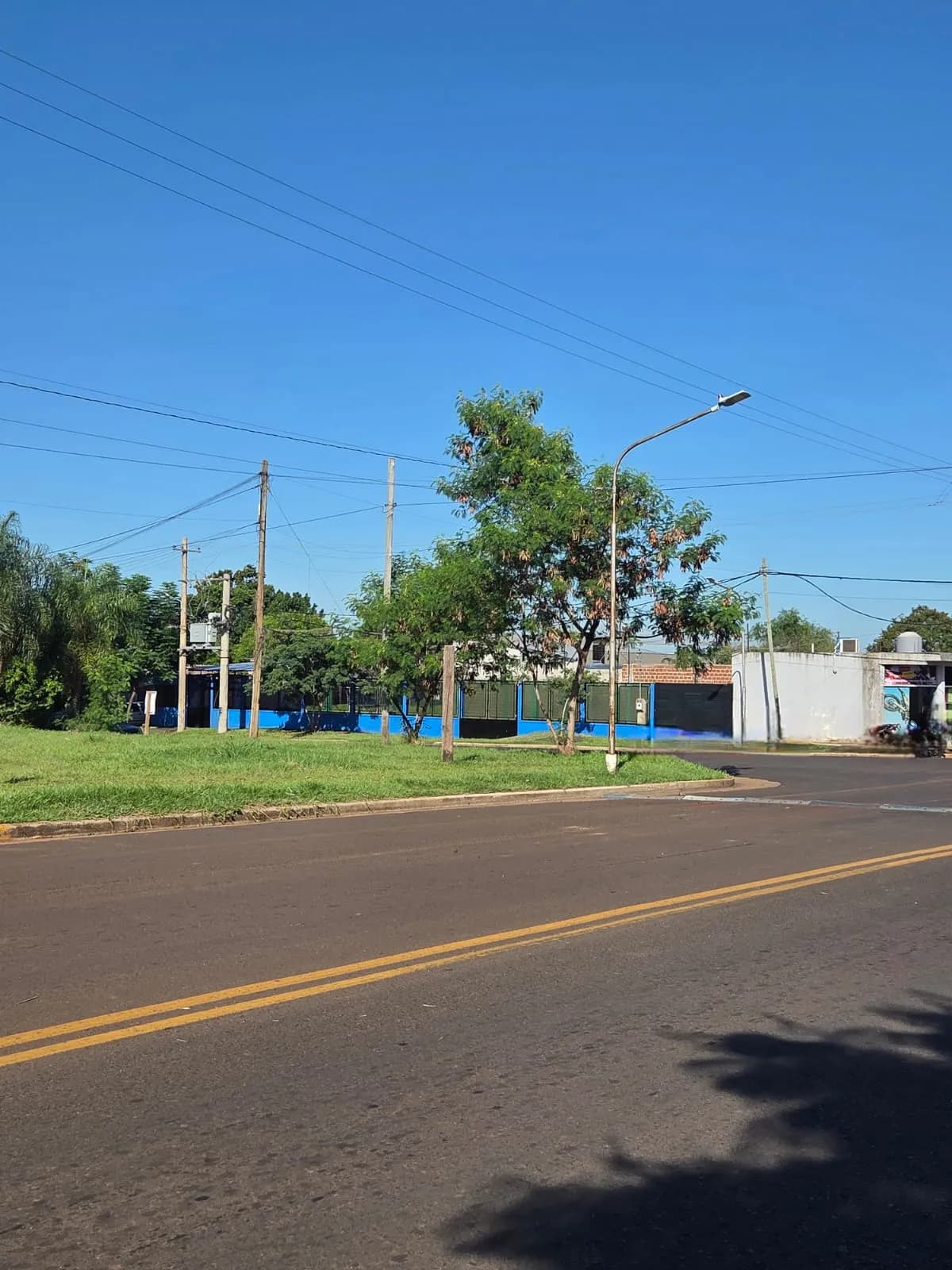 TERRENO ESQUINA SOBRE AVENIDA - imagen 1